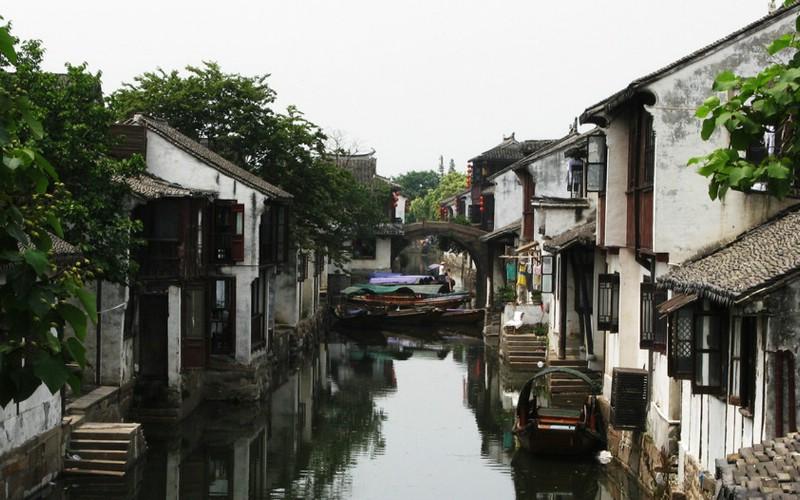 母子齐上阵为河南文旅助力!7岁男孩扮财神为游客送冰糖雪梨水,让大家感受河南的热情!